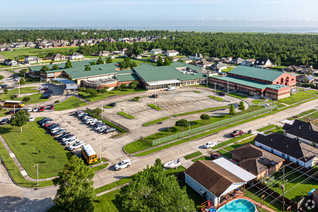 Joseph J. Davies Elementary School has 650 students in grades PK-5.