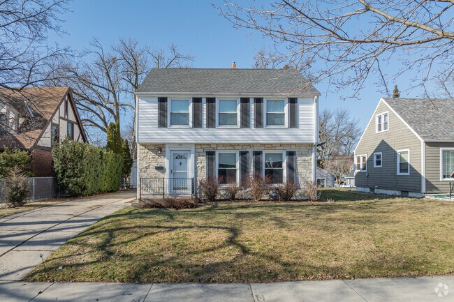 Cannon Park residents live in lovely colonial-style homes.