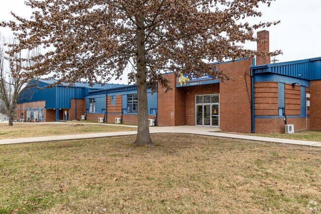 Lafayette Elementary School as of 2023 had a student to teacher ratio of 21:1.
