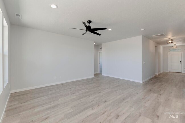 1725 Webb Brook St, Middleton, ID 83644 - photo 5