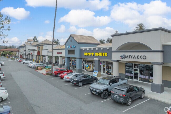 Canoas West is home to the Sunrise Shopping Center, where residents can do shopping and eating.