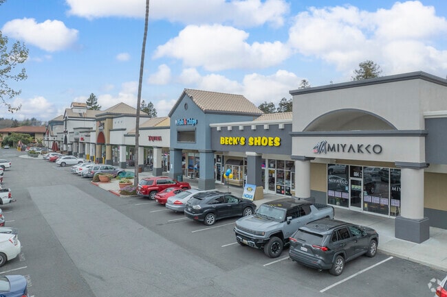 Canoas West is home to the Sunrise Shopping Center, where residents can do shopping and eating.