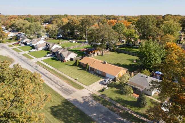 Rudisill Plaza is a beautiful neighborhood in Fort Wayne with unique home styles.