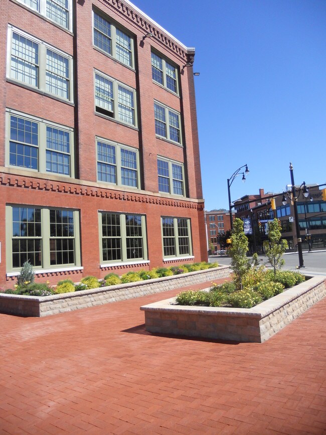 242 W Main St, Rochester, NY 14614