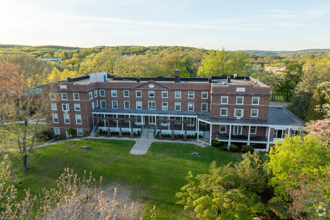 Chase Collegiate School prepares students for college.