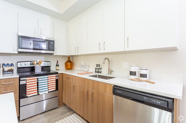1 BR, 1 BA - 652 SF
