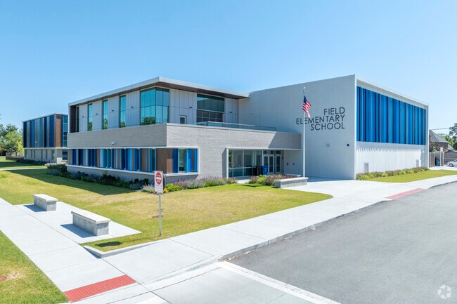 Field Elementary School has 399 students in Elmhurst.