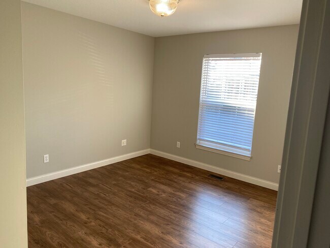 2930 E Shetland Dr, Vincennes, IN 47591 - photo 2