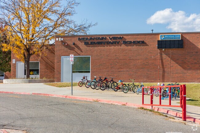 The student population of Mountain View Elementary School is 555 and the school serves PK-5.