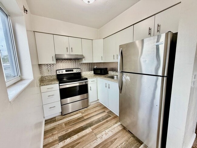 1821 N 17th Ct, Hollywood, FL 33020 - photo 2