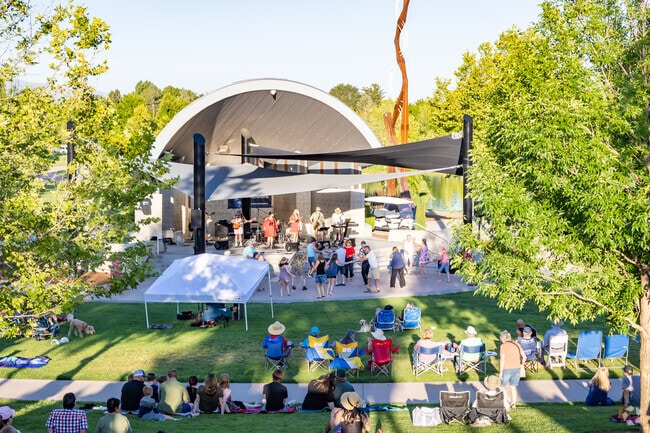 Bands play every Thursday evening throughout the summer at Kleiner Park Live.