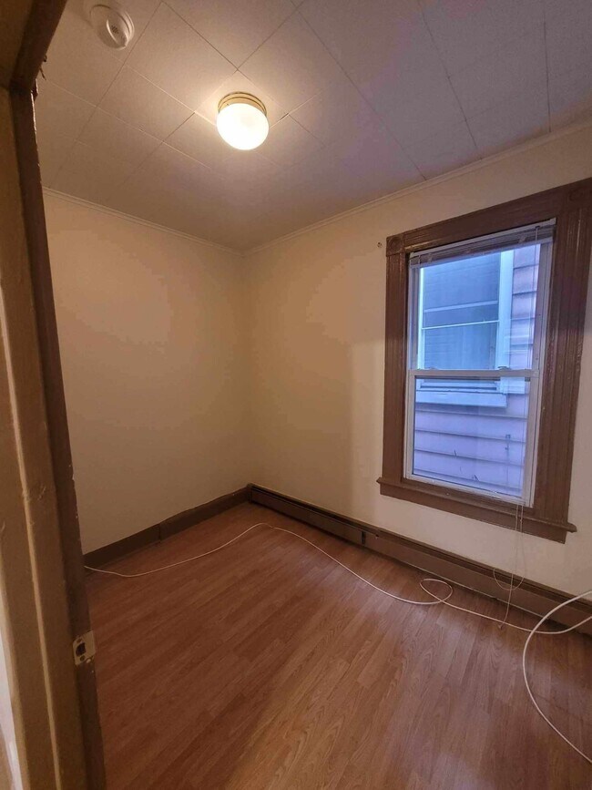bedroom 3 - no closet