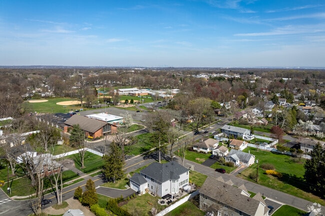 Mountainside’s natural beauty creates a laid-back, secluded atmosphere to the neighborhood.