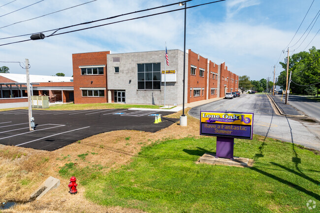 The student population of Lone Oak Intermediate School is 426 and the school serves 4-5.