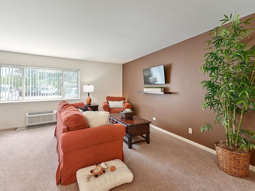 Harbor Lake, Waukegan, IL 60087 - photo 1