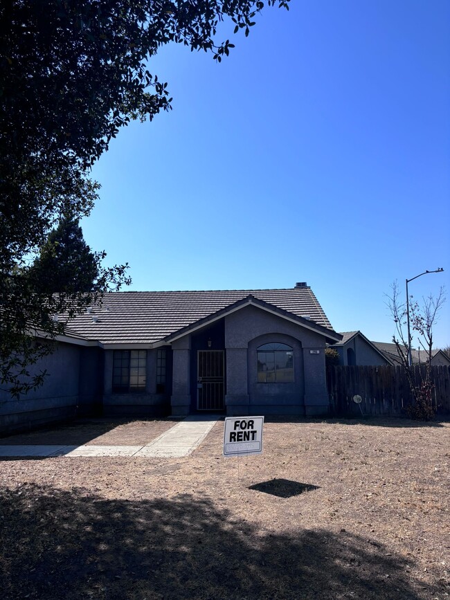 296 N Jasmine Ave, Clovis, CA 93611