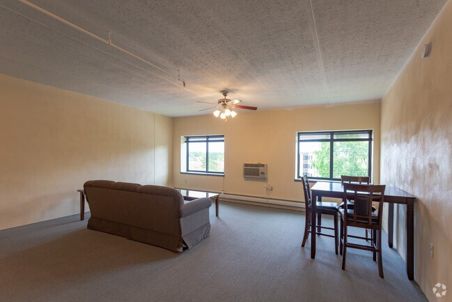 Simon Suites, Whitewater, WI 53190 - photo 2