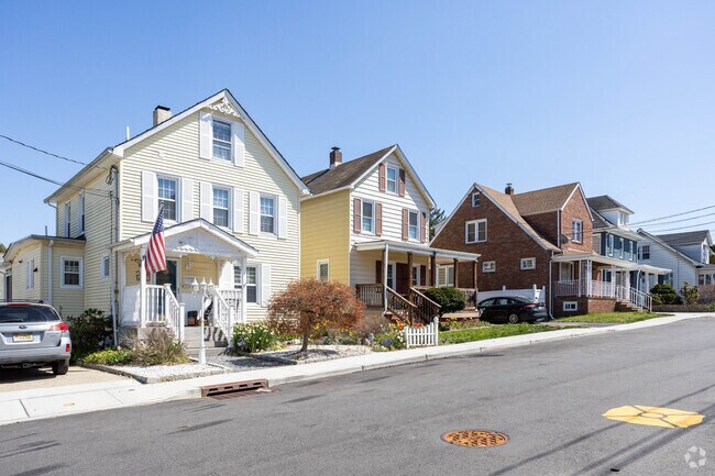 Older colonial style homes are found throughout Sayreville.