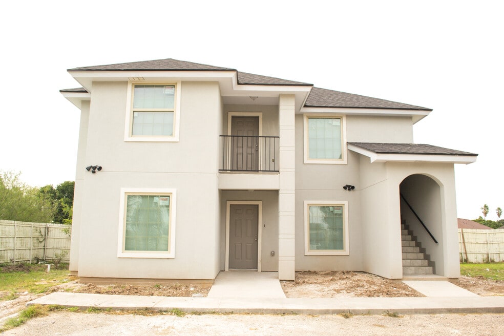 1010 Jesse St unit Upstairs, Weslaco, TX 78596 - photo 1