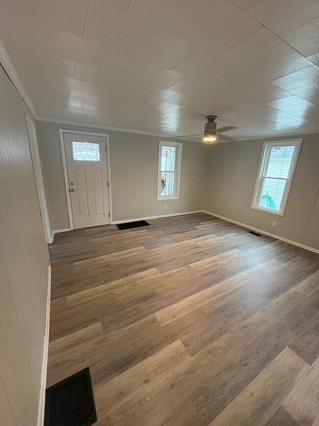 233 Chestnut St, Newcomerstown, OH 43832 - photo 2