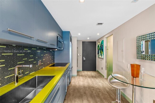 Icon Brickell Tower 2 unit 2306, Miami, FL 33131 - photo 5