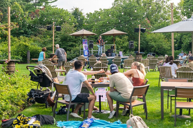 Summer brings family & friends 
out to see Live Music at Wheaton's Cantigny Beer Garden.