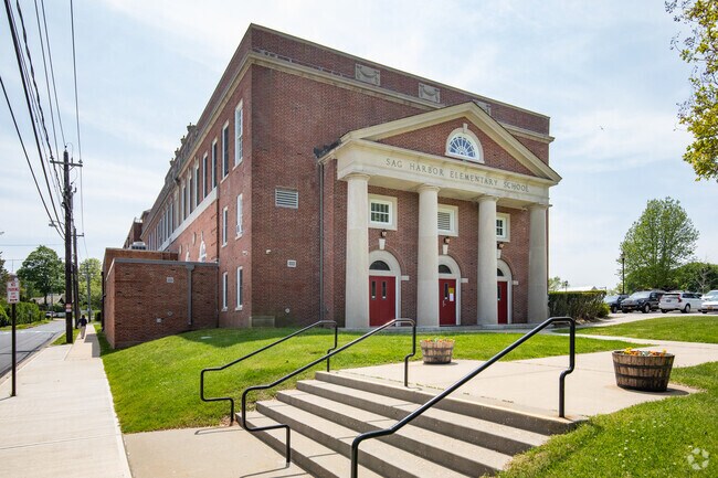 Sag Harbor Elementary School serves local students in a walkable area.