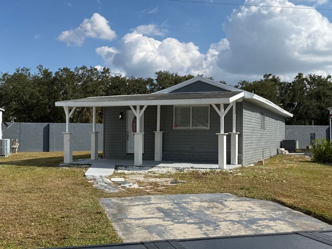 8811 Poe Dr, Town 'N' Country, FL 33615 - photo 2