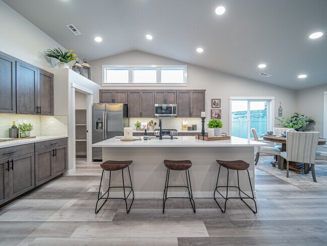 105 Whiskey Dr, Grandview, WA 98930 - photo 4