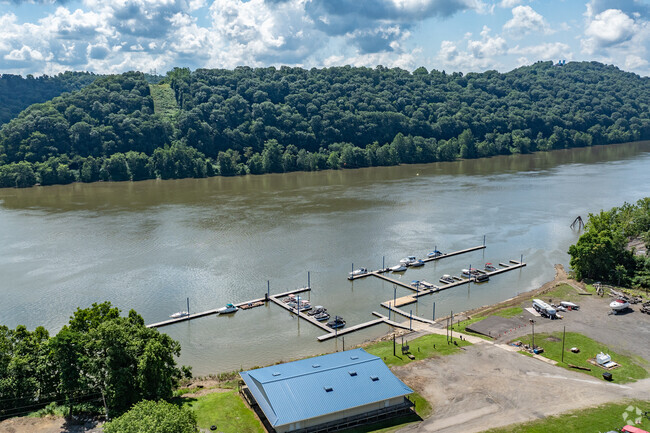 Boating on the Ohio River in Toronto is the best kind of riverfront fun.