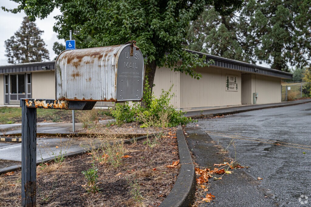 Students and teachers love Fir Grove Primary School in Albany, Oregon.