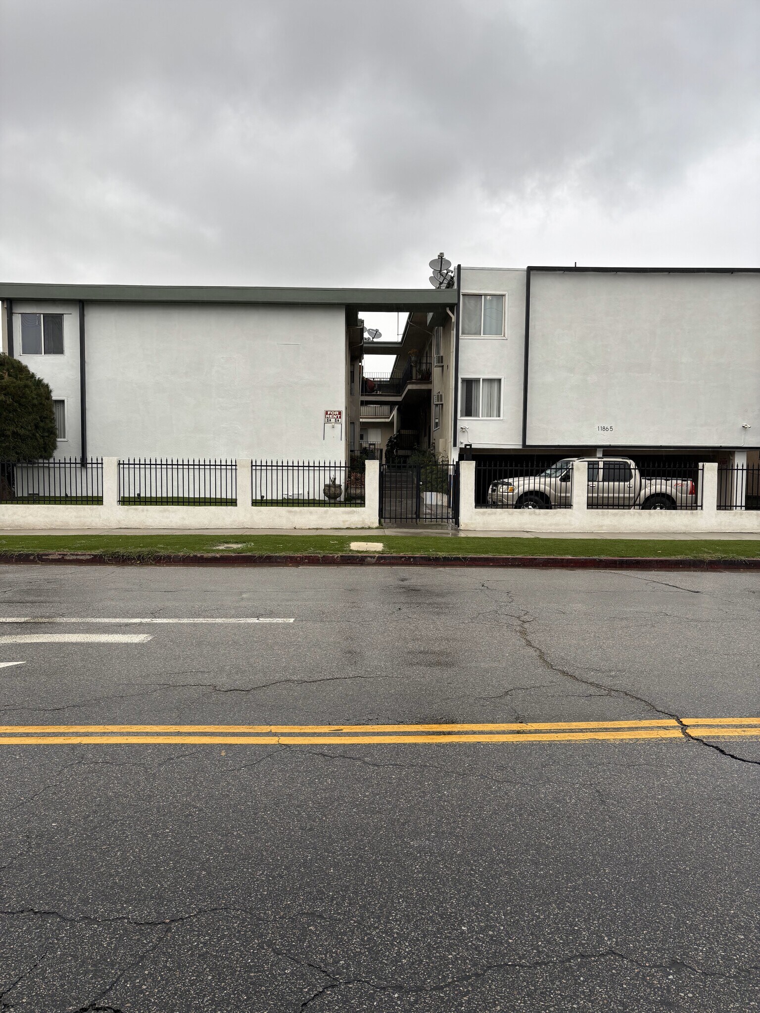 11865 W Magnolia Blvd unit 3, Los Angeles, CA 91607 - photo 1