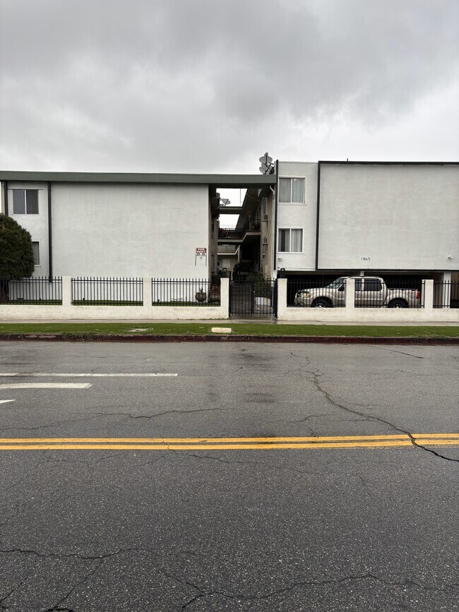 11865 W Magnolia Blvd Unit 3, Los Angeles, CA 91607