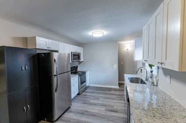 586 Oakside Dr SW unit A, Atlanta, GA 30331 - photo 3