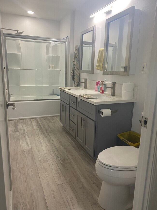 dual vanity sink with a nice shower and tub
