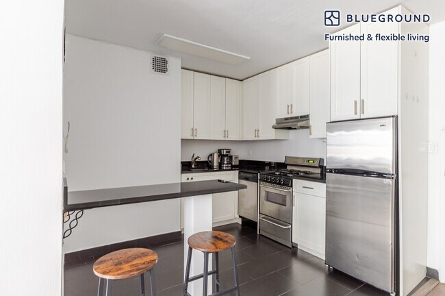 330 E 46th St unit FL5-ID1794, New York, NY 10017 - photo 5