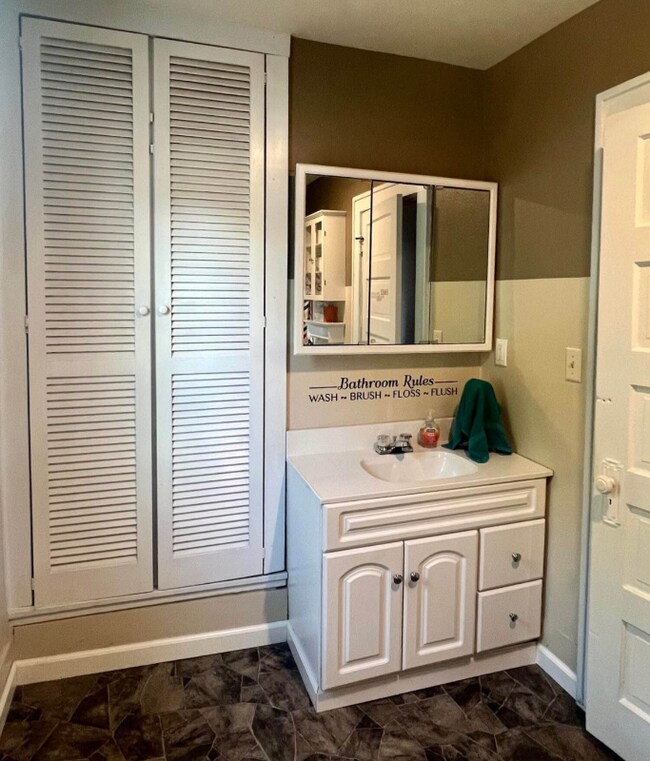 1006 S Rowley St, Mitchell, SD 57301 - photo 6