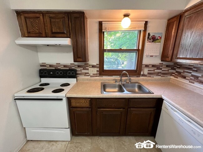 912 E Railroad Ave, Des Moines, IA 50309 - photo 6