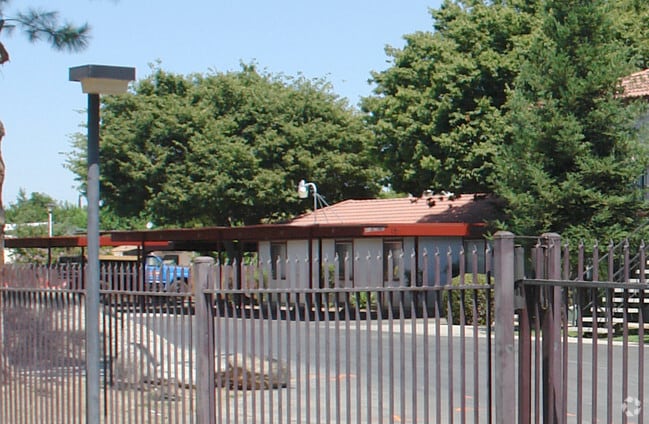 Springwood Court Apts, Bakersfield, CA 93308 - photo 2