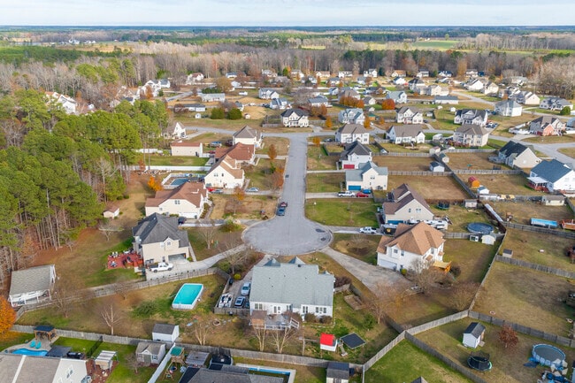 A bird's eye view of a quaint neighborhood in Windsor, Virginia.