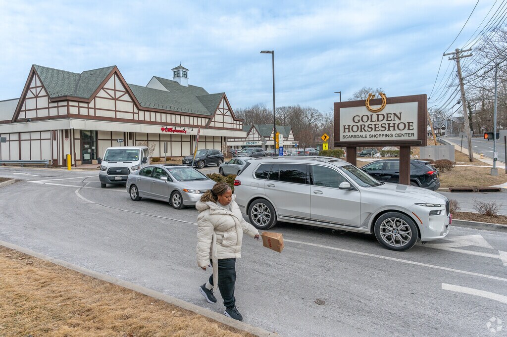 The Golden Horseshoe Shopping Center, two miles from Quaker Ridge, offers many options for shopping and dining out.