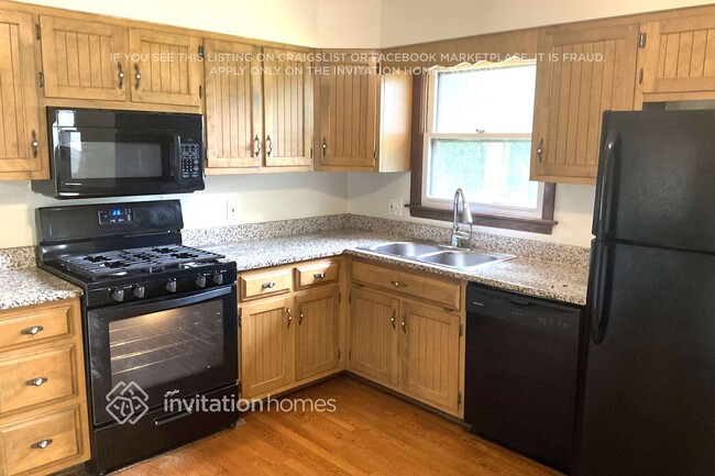 22847 Redwood Dr, Richton Park, IL 60471 - photo 3