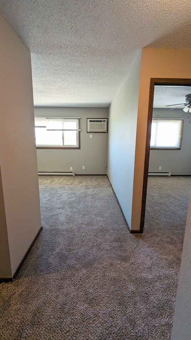 Oakview, Hiawatha, IA 52233 - photo 3