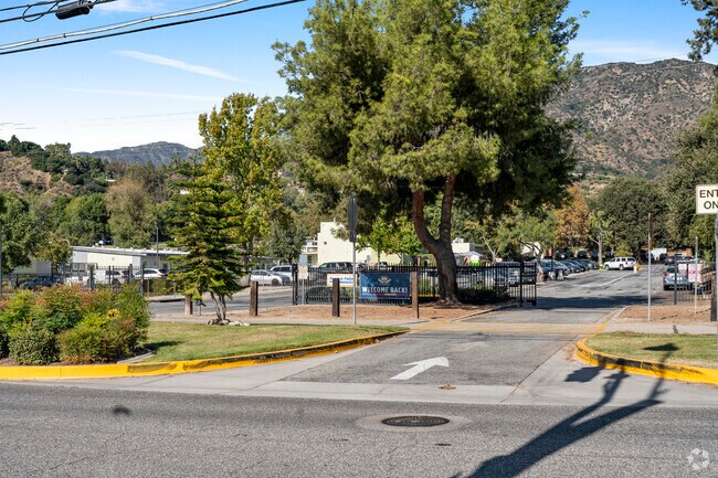 Royal Oaks Elementary School Entrance