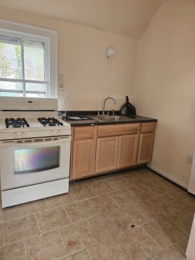 291 E North St Unit 3 beds 1 bath upstairs, Buffalo, NY 14204