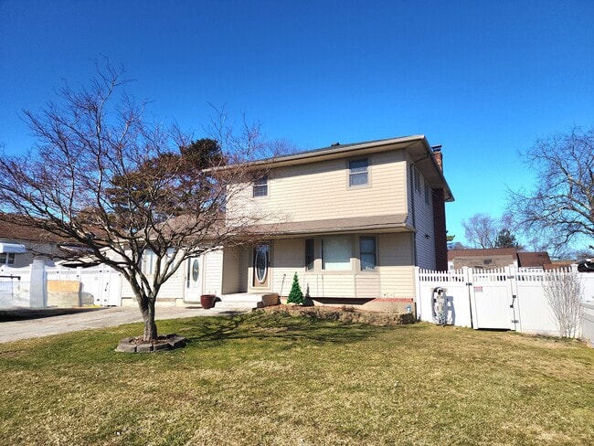 30 Wilson St, Brentwood, NY 11717 - photo 2