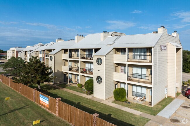 Eagle Crest Apartments, Oklahoma City, OK 73162 - photo 2