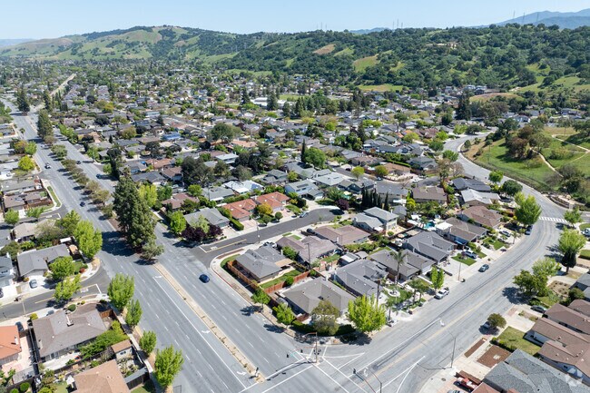 Curved streets and hillside trails frame the suburban grid of Hidden Glen South near Blossom Hill.