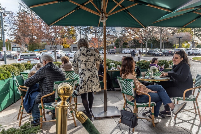 Many residents love dining out during the day in Roslyn Heights.