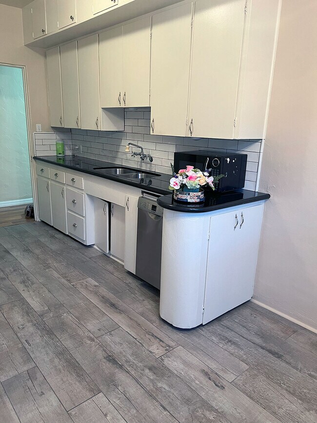 Kitchen with tuns of cabinets & counter space